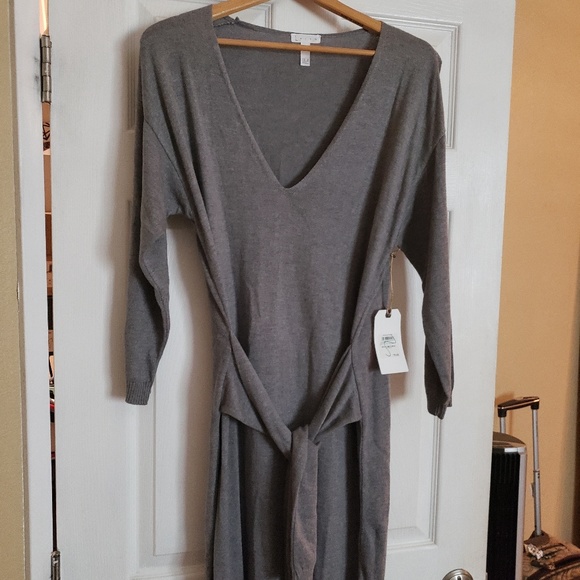 Holiday Leith v-neck sweater dress - Picture 6 of 8